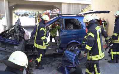 Tödlicher Verkehrsunfall im Vogtland: Mercedes Vito Fahrer kracht gegen Eisenbahnunterführung, Fahrer verstarb noch im Fahrzeug, aufwändige Bergung, Mercedes massiv zerstört: Unfallursache unklar, Feuerwehr mit zahlreichen Einsatzkräften im Einsatz