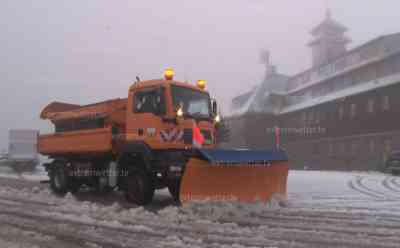 Wintereinbruch – Vb-Tief bringt den Winter zurück: mehrere Zentimeter Neuschnee, Autos mit ordentlich Schnee bedeckt, „bis gestern war es noch sonnig und schön, heute haben wir den ersten Schnee“: Sturm und Schnee sorgen für tiefstes Winterfeeling, Winterdienst das erste Mal im Einsatz