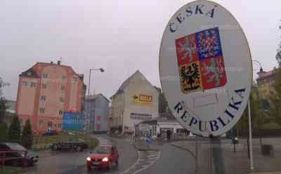 Corona – Grenze zu Tschechien bleibt offen: Trotz massiver Infektionszahlen in Tschechien bleiben die Grenzen offen, Tagestouristen und Pendler nutzen weiterhin den Grenzübergang, Bozi Dar wird zur Geisterstadt: Restaurants und Bars in Tschechien geschlossen (on tape), stark besuchtes Bozi Dar wie leergefegt (on tape)