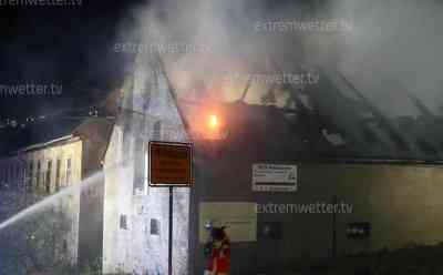Ehemalige Gaststätte in Vollbrand: Flammen schlagen in Nachthimmel und zerstören Gaststätte in Mittelsaida, knapp 100 Feuerwehrleute im Einsatz, ehemalige Gaststätte brennt bis auf die Grundmauern nieder, Brandstiftung sehr wahrscheinlich: Brandbekämpfung über zwei Drehleitern, Innenangriff nicht mehr möglich, B 101 für Stunden voll gesperrt
