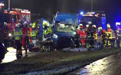 Horror-Crash auf der B2 – Frontal in den Gegenverkehr geraten – Gutachter muss Ursache klären: Unfallstelle erstreckte sich auf rund 400! Meter - Beide Fahrer wurden schwer in ihren Wracks eingeklemmt - B2 über 6 Stunden gesperrt