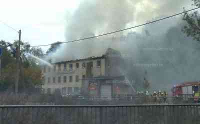 Großbrand nahe Chemnitz: Autowerkstatt und Mehrzweckgebäude brennen komplett nieder, Rauchsäule kilometerweit sichtbar, Jugendlicher wird noch immer vermisst: Dachstuhl eingebrochen, über 70 Kameraden im Einsatz, Gebäude brennt komplett aus, Kriseninterventionsteam vor Ort