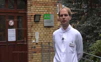 Corona-Testpanne: Falsches Testergebnis infiziert zahlreiche Patienten und Mitarbeiter von Klinik, Patient vorzeitig aus Isolation entlassen, wenige Stunden später revidiert Labor Ergebnis, Exklusivinterview Klinikleiter: Folge: 10 infizierte Patienten und 10 Mitarbeiter, Patienten auf Station für Psychosen werden auf Isolierstation isoliert