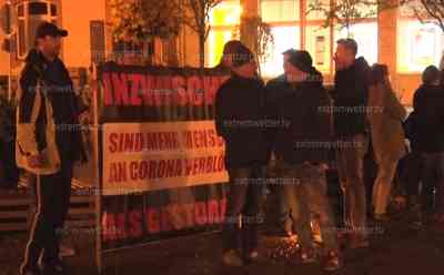 Coronahotspot Erzgebirgskreis: Coronagegnerkundgebung unangemeldet ohne Mundschutz und Abstand auf dem Annaberger Markt trotz massiver Infektionszahlen (on tape), Inzidenzwert erreicht knapp 200: Annaberg gleicht Geisterstadt, bekanntester erzgebirgischer Weihnachtsmarkt wird mit großer Wahrscheinlichkeit ausfallen