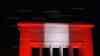 Nach Terroranschlag: Österreich zeigt Solidarität, Nationalflagge leuchtet mit Schweinwerfern an Befreiungsdenkmal, Österreicher gedenken auch dem deutschen Opfer: Österreichische Nationalflagge rot-weiß-rot leuchtet am Abendhimmel zum Beginn des Lock Down in Innsbruck