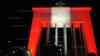 Nach Terroranschlag: Österreich zeigt Solidarität, Nationalflagge leuchtet mit Schweinwerfern an Befreiungsdenkmal, Österreicher gedenken auch dem deutschen Opfer: Österreichische Nationalflagge rot-weiß-rot leuchtet am Abendhimmel zum Beginn des Lock Down in Innsbruck