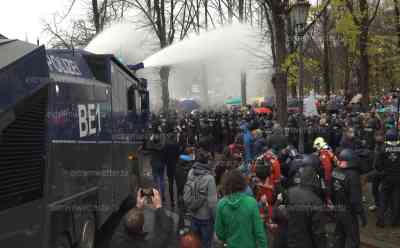 (UP) Ausschreitungen vor Reichstag: Wasserwerfer und Pfefferspray gegen Demonstranten vor dem Reichstag, Polizei geht mit aller Härte gegen Demonstranten vor, Pfefferspray und Wasserwerfereinsatz live on tape: Änderung des Infektionsschutzgesetzes wird heute verabschiedet, Demonstrant versucht zur Polizei vorzudringen, Teilnehmer reiben sich wegen Pfefferspray die Augen 