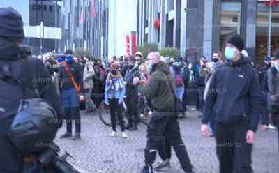 Erneut Querdenkerdemo in Leipzig: Hetzjagden gegen Neonazis, Schlagstockeinsatz gegen Antifa, Pfeffersprayeinsatz gegen Hooligans - Antifa bedrängt Trumpfan, Auseinandersetzungen in Leipzig, Hunderte Beamte im Einsatz, zahlreiche Wasserwerfer und Räumpanzer in Bereitstellung: Nach Eskalation am 07. November nun massiver Polizeipräsenz in Leipzig, , Absperrgitter wurden aufgebaut, Polizei lotst Querdenkerteilnehmer zum Versammlungsplatz
