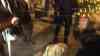 Ausschreitungen Querdenkerdemo in Leipzig: Wieder versuchten Menschen Polizeikette zu durchbrechen, Polizei drückt Menschenmenge zurück und teilweise ins Gebüsch, Demoteilnehmerin stürzt live on tape: Querdenker werden im Hauptbahnhof von Polizei empfangen und singen „Ohne Maske durch die Nacht“