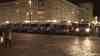 Ausschreitungen Querdenkerdemo in Leipzig: Wieder versuchten Menschen Polizeikette zu durchbrechen, Polizei drückt Menschenmenge zurück und teilweise ins Gebüsch, Demoteilnehmerin stürzt live on tape: Querdenker werden im Hauptbahnhof von Polizei empfangen und singen „Ohne Maske durch die Nacht“