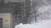 Lawinenstufe 5 – Alpen versinken im Schnee: Menschen von der Außenwelt abgeschnitten, „Die Lawinengefahr ist von 0 auf 5 gestiegen.“ Autofahrer muss Auto von über 1 Meter Schnee befreien, Straßen stehen unter Wasser, LKW Fahrer im Schnee gefangen, Schneeketten werden aufgezogen: Autofahrer muss Auto von extremen Schneemassen befreien (on tape), Lawinenabgang in Grundstück (on tape), O-Töne Feuerwehr und Anwohner