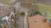 Großer Murenabgang Italien: Mure wälzt sich zwischen Wohnhaus und Garage, Garage massiv beschädigt, riesiger Stein vor Wohnhaus, Wohnhaus und Auto beschädigt, gewaltige (Drohnen)Aufnahmen: Familie befand sich zum Zeitpunkt im Wohnhaus, Mure schoss vom Berg durch Einfahrt ins Tal, spektakuläre Bilder