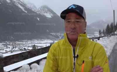 Schneechaos am Brenner: Ortschaften von der Außenwelt abgeschnitten, LKW Fahrer versuchen vergebens ihre LKWs freizuschippen – keine Chance (on tape), Exklusivinterview mit Lawinenexperte Rudi Mair aus Tirol: LKW Fahrer müssen eine Nacht länger auf Parkplatz übernachten, LKW kommen nicht mehr vom Parkplatz weg