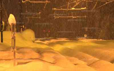 Extreme Schneemassen Alpen: Über 2 Meter Neuschnee, LKW von massiven Schneemassen bedeckt (on tape), B 100 nur noch einspurig befahrbar-Polizei regelt Verkehr, Bahnverkehr weiterhin eingestellt – ca. 1 Meter Schnee auf den Gleisen: Schneechaos am Sonntagabend in Lienz, LKW müssen von der Feuerwehr geschleppt werden, großer Ast kracht auf Grund von Schneebruch auf PKW, Anwohnerin Arnsbach: Die Pracht ist perfekt!“