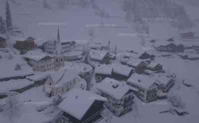 Schneemassen in den Alpen: Beeindruckende Drohnenaufnahmen zeigen fast drei Meter Schnee aus der Luft, weitere Schneefälle sind angekündigt: Weitere 100 cm Schnee sind bis Mittwochmorgen möglich, Drohnenaufnahmen zeigen St. Nikolaus in Ulten
