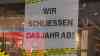 Shopping-Wahnsinn vor Lock Down: gnadenlos überfüllte Geschäfte und Einkaufsstraßen, Warteschlangen vor Geschäfte, Quadratmeterregel in Geschäften interessiert niemanden mehr, Geschäfte locken mit Rabatten von bis zu 70 %, S-Bahn ebenfalls überfüllt: Polizei kontrolliert Autofahrer aus Sachsen, Tausende Menschen shoppen in Innenstadt von Halle, lange Warteschlangen vor Geschäften, Menschenmassen in Einkaufsstraßen, lange Schlange an Kassen in Geschäften