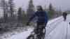 Weiße Weihnachten im Harz: Pünktlich zum Fest kommt der Winter, Radfahrer und Menschen freuen sich über Weiße Weihnacht zu Heiligabend, „Das haben wir uns ganz lange gewünscht, endlich Schnee, endlich Winter“, „sehr windig, sehr kalt, sehr weihnachtlich“: Menschen freuen sich über Weiße Weihnachten, zahlreiche Menschen auf dem Brocken, Läufer kalt in kurzer Hose und T-Shirt erwischt, zahlreiche Radfahrer im Schnee unterwegs
