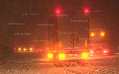 Schneechaos Autobahn 4: Verkehr bricht komplett zusammen, Autobahn muss voll gesperrt werden, auf allen 3 Fahrspuren querstehende LKW, extremer Schneefall, 10 cm Neuschnee in 15 Minuten: Kilometerlanger Stau durch querstehende LKW auf Autobahn, Schneefall mit Sichtweiten unter 30 Meter (on tape)