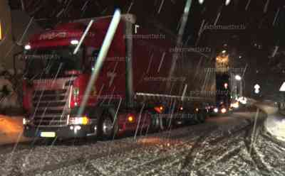 Schneetief erreicht Sachsen: viele querstehende LKW nach intensiven Schneefällen, LKW stehen zu viert hintereinander, kommen an Steigungen nicht mehr hinauf, gefährlich glatte Straßen: Intensive Schneefälle sorgen auch auf dem Gehweg für Probleme, Mutter mit Kind quälen sich durch den Schnee