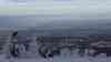 (Neue Bilder) Schwerer Orkan Brocken: Böen über 160 Km/h, keine Touristen auf dem Berg, bis zu zwei Meter hohe Schneeverwehungen, Fenster schauen nur noch zur Hälfte aus den massiven Verwehungen heraus, enorme Wetterkontraste: Tauwetter und grüne Landschaft in den Tälern – massives Eis und Schneemassen auf dem Brocken
