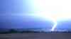 (Blitze) Naheinschlag durch Nachtgewitter, Blitz schlägt 400 Meter von Kameramann ein, 10 KA starker Blitz: heftige Nachtgewitter wüten in Sachsen, viele Blitze erhellen Nacht zu Tag