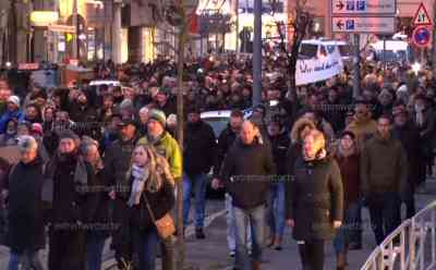 Coronaversammlung im Erzgebirge eskaliert: Menschen durchbrechen Absperrzäune, NPD-Stefan Hartung stachelt Menge an, Versammlung abgebrochen, Menschenmassen demonstrieren trotz Verbot, Polizei völlig unterbesetzt und machtlos: Über 1.000 Menschen legen Aue lahm und demonstrieren durch Aue, Polizei kann nur mitlaufen, viel zu wenig Beamte im Einsatz