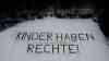 Schulschließung – massiver Protest der Eltern in Sachsen: Unbekannte malen riesigen Schriftzug „Kinder haben Rechte!“ im Schnee, Drohnenaufnahmen zeigen riesigen Schriftzug im Schnee: Protest sieht man auch vom erzgebirgischen Ort Lößnitz aus, Elternprotest hält an, Demos am Montag angekündigt