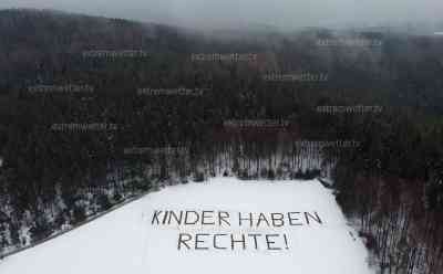 Schulschließung – massiver Protest der Eltern in Sachsen: Unbekannte malen riesigen Schriftzug „Kinder haben Rechte!“ im Schnee, Drohnenaufnahmen zeigen riesigen Schriftzug im Schnee: Protest sieht man auch vom erzgebirgischen Ort Lößnitz aus, Elternprotest hält an, Demos am Montag angekündigt