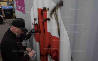 Impfzentren im Vogtland beschmiert: schon wieder Schriftzüge an Impfzentren in Eich und Plauen angebracht, Schriftzug „Gift“ wird von DRK Mitarbeitern in Plauen wieder entfernt: Zahlreiche Impfende müssen Schmierereien ansehen, Polizei ermittelt