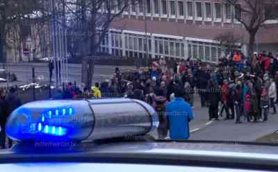 Coronaprotest im Erzgebirge: Erneuter Elternversammlung direkt vor dem Landratsamt Erzgebirgskreis, ca. 400 Eltern protestierten erneut auf Grund Kita- und Schulschließungen, zuständige Landrat Frank Vogel wieder einmal „ausgeflogen“: Eltern sauer, da der Landrat den Erzgebirger den Schwindel unterstellt, selbst aber zu keiner Versammlung Stellung nahm