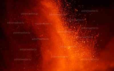 Notstand in Italien: Vulkanausbruch am Ätna geht weiter, ganze Landstriche unter Asche, zusätzlich zur Corona-Pandemie: erhebliche Gesundheitsgefährdung durch Vulkanstaub: 35 Minuten aktuelles Filmmaterial und exklusive Interviews