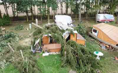 (Tornadoschäden) Tornado zerstört Campingplatz, riesige Bäume krachen auch Wohnwagen: Luftaufnahmen vor Ort: Windhose richtet enorme Schäden an, 