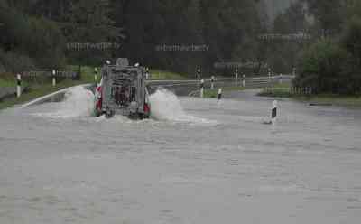 Hochwasser in Bayern, Straßen wegen Überflutungen voll gesperrt: über 150 l/qm an Niederschlag, Radfahrer kämpfen sich durch Fluten
