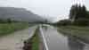 Hochwasser in Bayern, Straßen wegen Überflutungen voll gesperrt: über 150 l/qm an Niederschlag, Radfahrer kämpfen sich durch Fluten