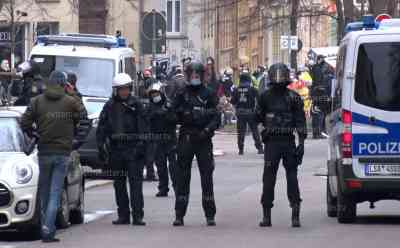 Querdenker versuchen Linken Demo zu stürmen: massiver Polizeieinsatz in Halle, 4 Wasserwerfer und Räumpanzer stehen zur Querdenkerräumung bereit, Gegenveranstaltung droht von Rechten überlaufen zu werden: Hunderte Beamte sichern August-Bebel-Platz, Einheiten aus Leipzig nach Halle abgezogen