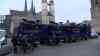 Querdenker versuchen Linken Demo zu stürmen: massiver Polizeieinsatz in Halle, 4 Wasserwerfer und Räumpanzer stehen zur Querdenkerräumung bereit, Gegenveranstaltung droht von Rechten überlaufen zu werden: Hunderte Beamte sichern August-Bebel-Platz, Einheiten aus Leipzig nach Halle abgezogen