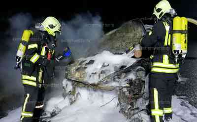 Und Plötzlich brennt das Fahrzeug: Opel Fahrer bemerkt Flammen aus Motorbereich, stellt sein Fahrzeug ab und kann nur noch zuschauen, wie die Flammen sein Fahrzeug zerstören: Feuerwehr löscht brennenden Opel mit Schaum ab, vermutlich technischer Defekt als Ursache