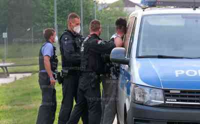 Schwere Auseinandersetzung im Asylheim Schneeberg: 7 Personen gehen mit Eisenstangen aufeinander los, auch Messer als Waffe im Einsatz gewesen, Polizei nimmt zahlreiche Menschen fest: Rettungsdienst muss mehrere Verletzte behandeln, Polizei mit Großaufgebot vor Ort