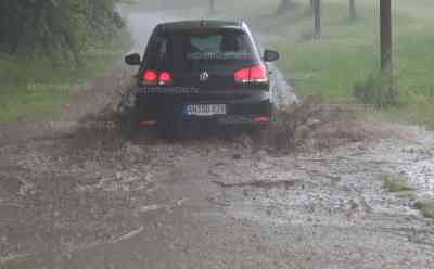Schweres Hagelunwetter in Bayern: Ortschaft schneeweiß durch Hagelmassen, Biergärten voller Hagelmassen, massive Überflutungen, Anwohner muss Hagelmassen mit Schaufel von Hof entfernen: Feuerwehr muss zahlreiche Keller leerpumpen, Hagel bis zu 40 cm hoch angeschwemmt, Anwohner: „Es war weiß wie im Winter“