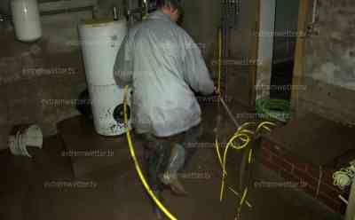 Schwere Unwetter – Schlammlawinen verwüsten Dörfer: Anwohner: „ich halte das nicht mehr aus, ich bin am Ende“, Schlammlawinen verwüsten unzählig Häuser im Zwickauer Land, Anwohner in Glauchau erneut betroffen: Sand aus Kindergarten muss für Sandsäcke genutzt werden, emotionales Interview mit Betroffenen, Anwohner wurden fertig mit aufräumen und wurden gleich wieder von Unwettern bestraft