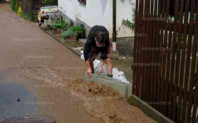 Unwetterschäden auch im Erzgebirgskreis: Schlamm und Geröll überfluten erneut Grundstück bei Lauter, Feuerwehr muss wieder Kanal freischaufeln, braune Brühe fließt in Strömen Straße hinab: Anwohner ebenfalls zum zweiten Mal innerhalb von wenigen Tagen von den Unwettern betroffen