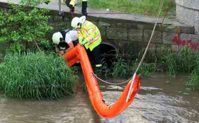 Ölalarm auf Schwarzwasser in Aue: Öl fließt Schwarzwasser hinab, Feuerwehr muss zeitaufwändig Ölsperre errichten: Braune Brühe und starke Strömung durch Unwetter erschweren Aufbau der Ölsperre