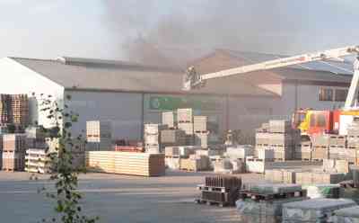 Brand im RHG Bauzentrum: Gabelstapler-Batterien brennen mitten im RHG Bauzentrum im Vogtland, Großaufgebot der Feuerwehr: Feuerwehr kann ein Übergreifen der Flammen verhindern. Tor musste mit Gewalt geöffnet werden. 