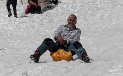 Hitzewelle: Schlittenfahren im Hitzesommer – Abkühlung im Schnee auf der Zugspitze, Rodelspaß mit kurzer Hose und T-Shirt, Voxpops mit Touristen, Sonnenbaden und kühles Bier auf Deutschlands höchstem Berg, Traumwetter und geniale Fernsicht: Rodelspaß und Abkühlung im Schnee während der Hitzewelle in Deutschland