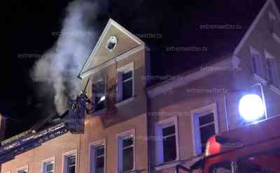 Dachstuhlbrand Lugau/Erzg.: Mieter bemerkt Brandgeruch in Wohnung und rettet alle anderen Mieter aus der Wohnung, Mieter klingelt Sturm und klopft an Mietwohnungen, alle Mieter unverletzt, drei Wohnungen nicht mehr bewohnbar: Schwierige Löscharbeiten durch verwinkelte Dachgeschosswohnung, zahlreiche Kameraden müssen Brand im Innenangriff löschen