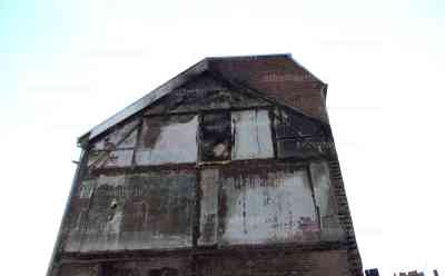 Nach Großbrand in Reichenbach: Bewohner können im  Nachbarhaus aufatmen : Bereits am Montag hat der Abriss des Hauses an der Fritz-Ebert-Straße in Reichenbach begonnen, in dem in der Nacht zum Sonntag zwei Bewohner starben. Die Bewohner des Nachbarhauses sind wieder in ihre Wohnungen zurück. Ein Statiker prüfte das Gebäude.