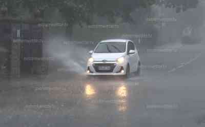 Unwetter folgen auf Hitze: Hagelschlag, Überschwemmungen durch Unwetter im Hochsauerlandkreis, Kanalisation schafft Wassermassen nicht, Straßen überflutet, Hagelschlag live on tape: PKW Fahrer suchen Schutz unter Bäumen, Hagelgröße um die 2 cm, Temperatursturz auf 17 °C