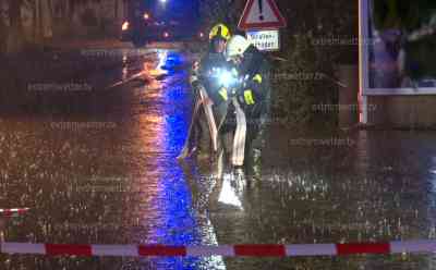 Schweres Hagelunwetter Ostfriesland: Hagelsturm fegt über Ostfriesland, Araltankstelle unter Wasser, 4 cm großer Hagel, Autofahrer suchen Schutz unter Tankstelle, Sturmschäden, Radfahrer versinken im Wasser: Massive Unwetterfront – sogenannte Superzelle – fegt über Ostfriesland, Ortschaften teilweise ohne Strom, Feuerwehr im Dauereinsatz