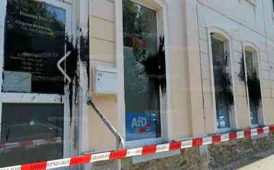 Farbanschlag auf Parteibüro in Aue: auch die Fassade eines Bäckers wurde beschädigt, vermutlich Teer oder Farbe auf Büroscheiben geschüttet: Bäcker leidtragender – auch bei ihm Schaden am Gebäude
