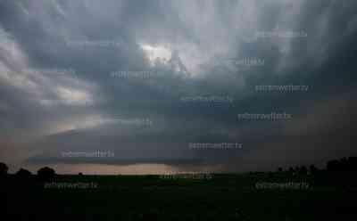 Unwetterfront über Holland: Superzellen wüten in Holland, Zeitraffer und intensives Blitzgewitter nahe Eindhoven, spektakulärer Unwetteraufzug von rotierenden Gewittern: Hoher Schaden durch Unwetter in Holland – ab den Nachtstunden und am Samstag drohen in Deutschland schwere Gewitter
